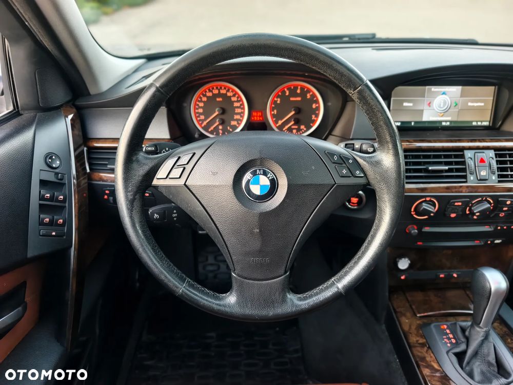 BMW Seria 5 525i Touring - 11