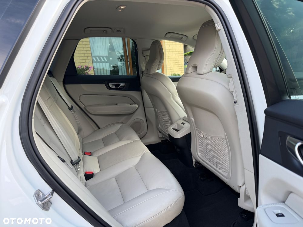 Volvo XC 60 B4 D AWD Plus Bright - 23