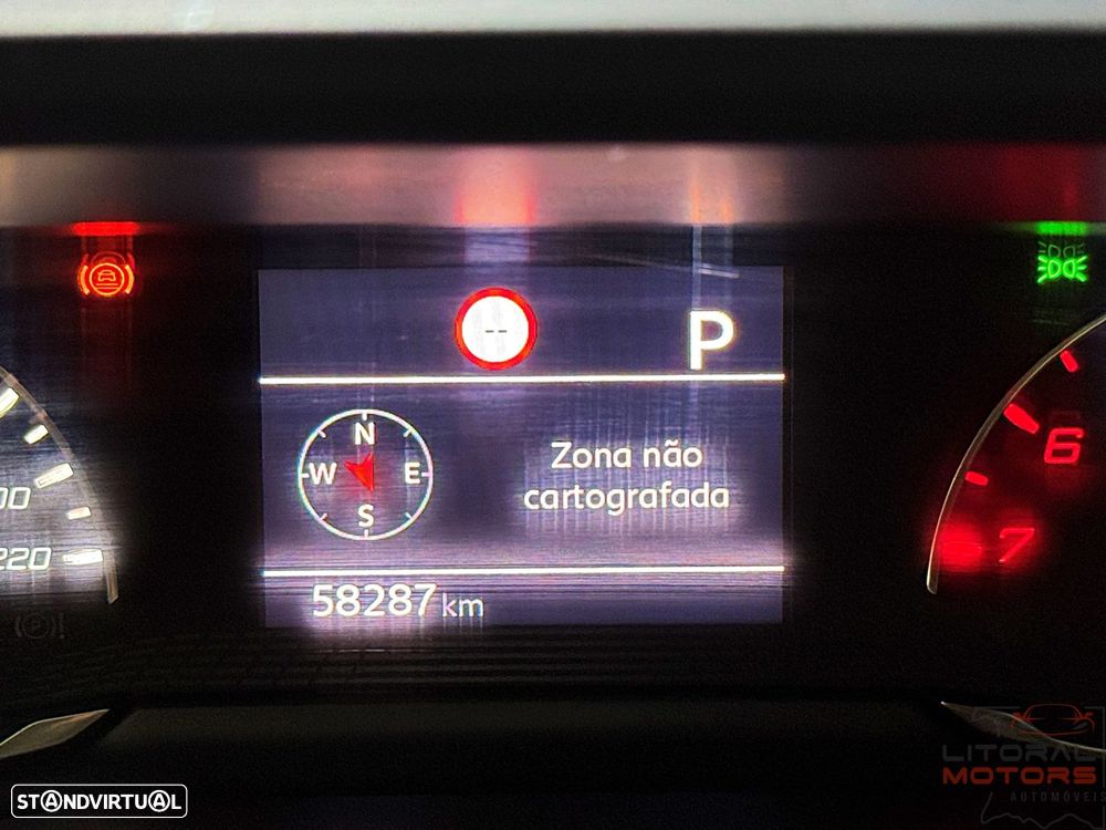 Peugeot 2008 1.2 PureTech Allure EAT8 - 29