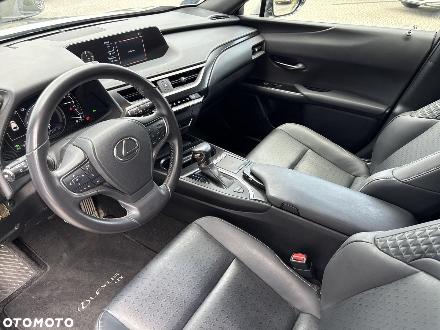 Lexus UX - 10