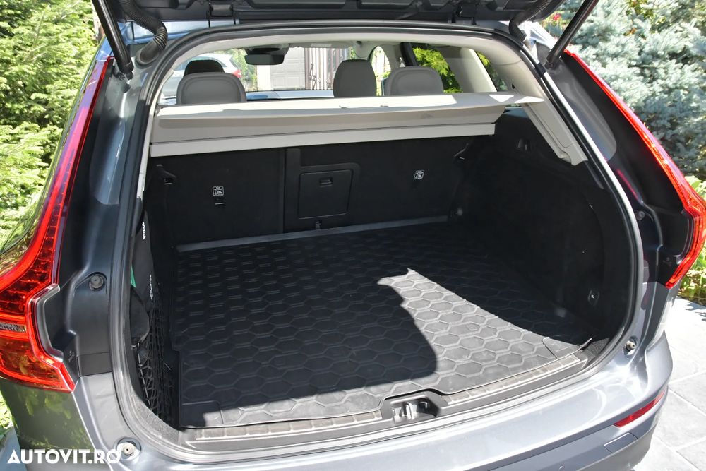 Volvo XC 60 B4 MHEV AT8 AWD Momentum Pro - 39