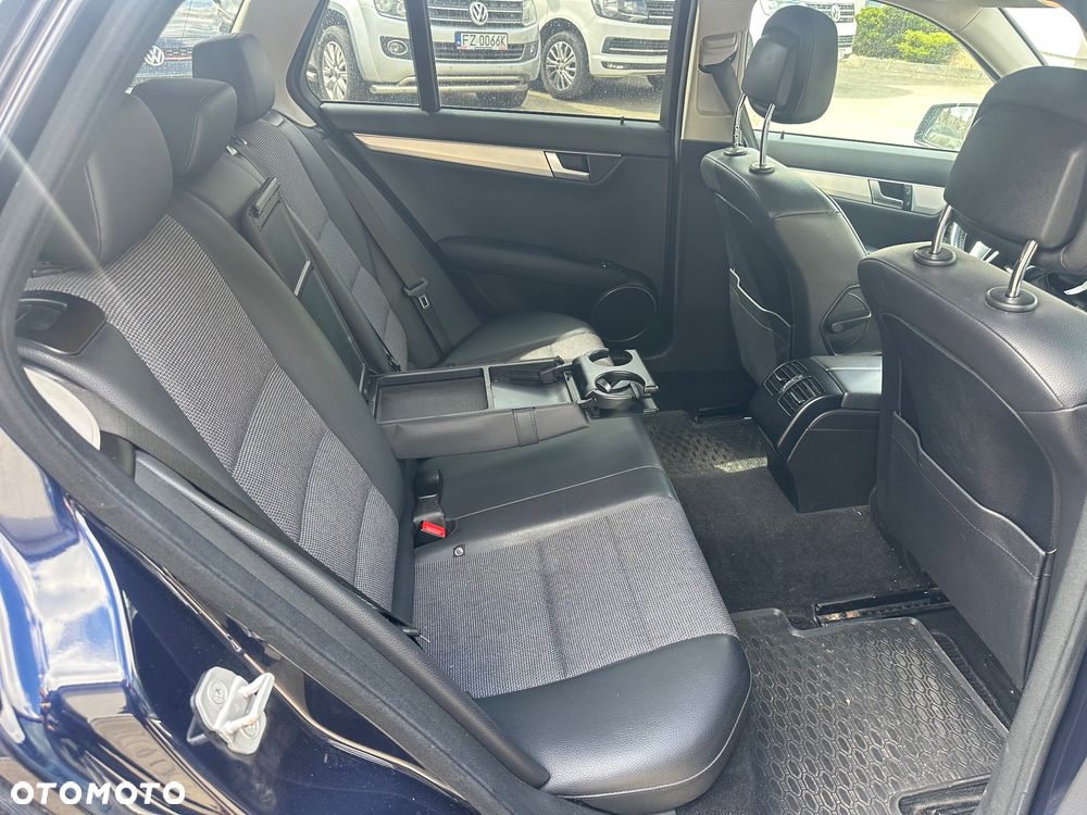 Mercedes-Benz Klasa C 180 CGI Automatik BlueEFFICIENCY Avantgarde - 25