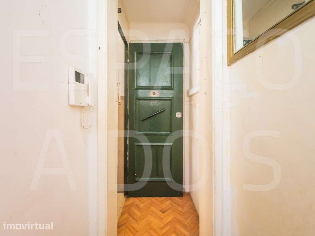No Coração de Alvalade | T0 para Renovar com Logradouro de 50 m² - Grande imagem: 2/46