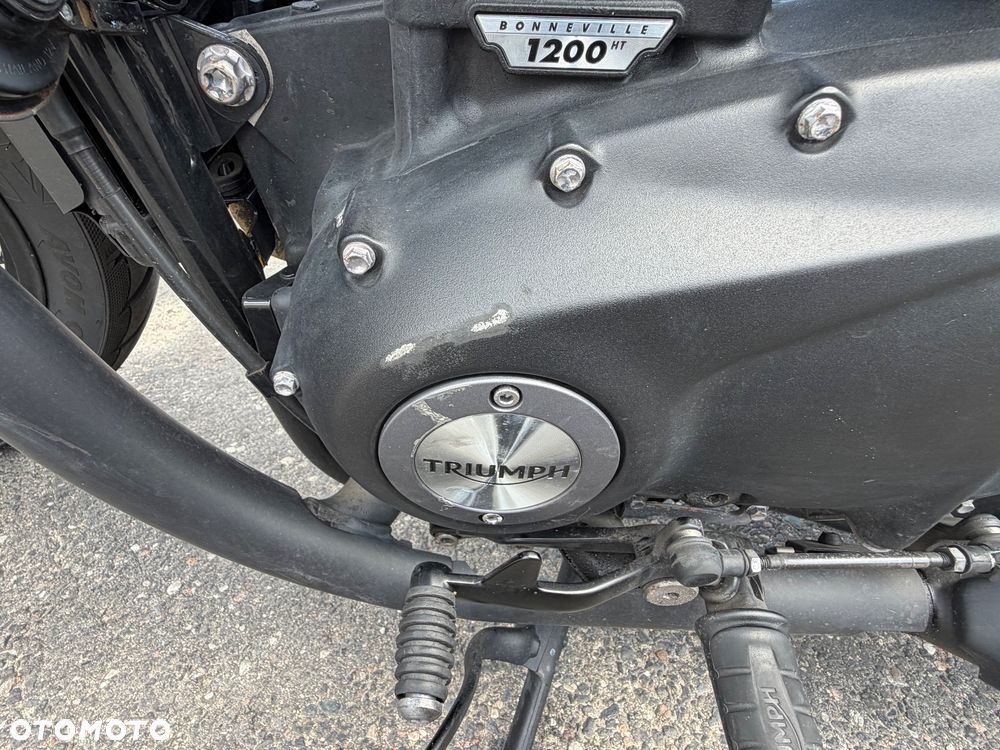 Triumph Bonneville Bobber - 15