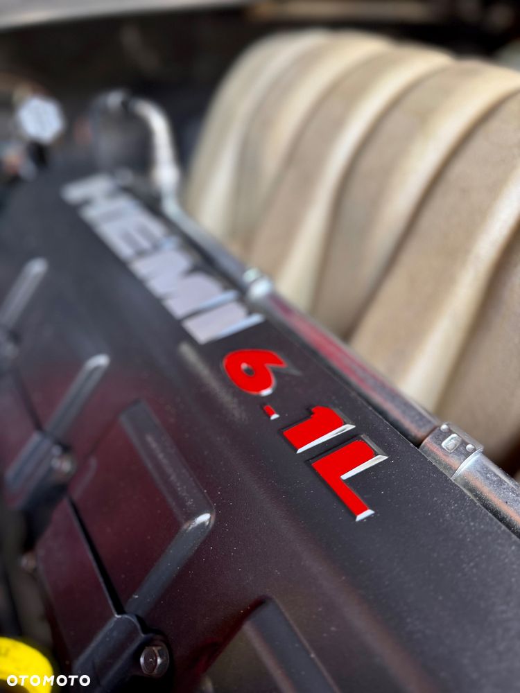 Dodge Challenger 6.1 SRT8 - 24