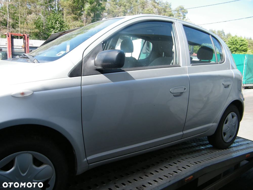 Toyota Yaris I (99-03r.) 1.0 B 68KM. Silnik 1SZ-FE Skrzynia MTM 5F lakier 199. Cały na części. GWARANCJA !!!  Przód Tył Zestaw Komplet Drzwi Klapa Zderzak Błotnik Maska Grill Atrapa Szyba Pas Lampa Lusterko Boczki Fotel Kanapa Kokpit Deska Rozdzielcza Przełącznik Włącznik Sterownik Przewody Wiązka Instalacja Moduł Komputer Czujnik Listwa Pompa Alternator Wtryski Głowica Rozrusznik Kompresor Sprzęgło Dwumas Silnik Skrzynia ABS Klimatyzacji Paliwa Wspomagania Kolektor Turbina Przepustnica Zawór Chłodnica Koło Hak Belka Sanki Zawieszenie Mcpherson Półoś Amortyzator Wydech Tłumik Zacisk Most - 5