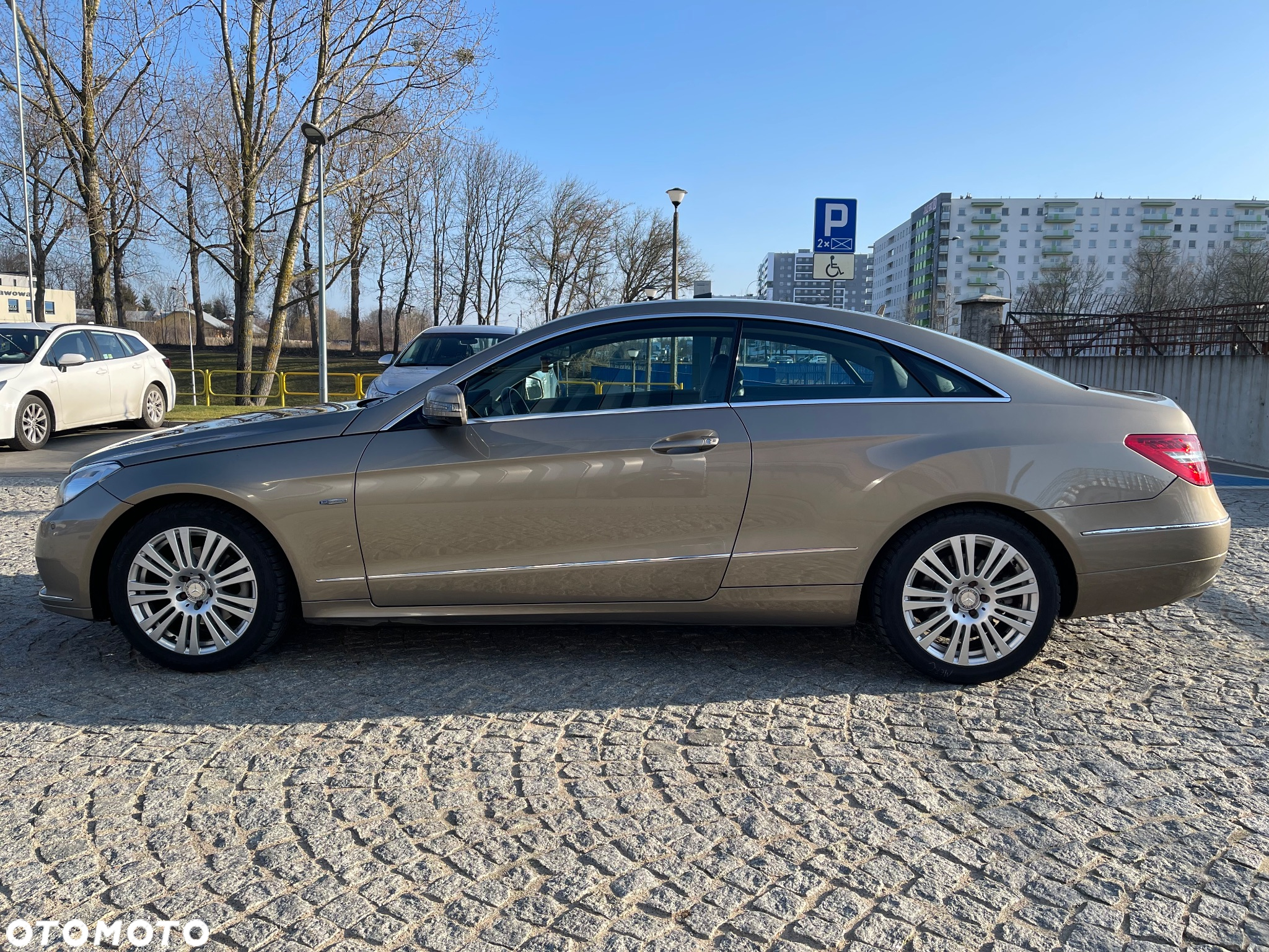 Mercedes-Benz Klasa E 200 CGI Coupe BlueEFFICIENCY Automatik Elegance - 3