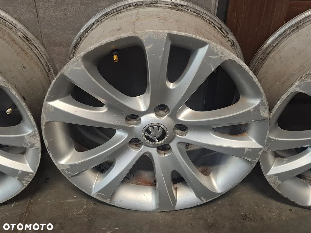 Felgi aluminiowe 17 cali Skoda  Superb 2014 nr 3T0601025D - 3