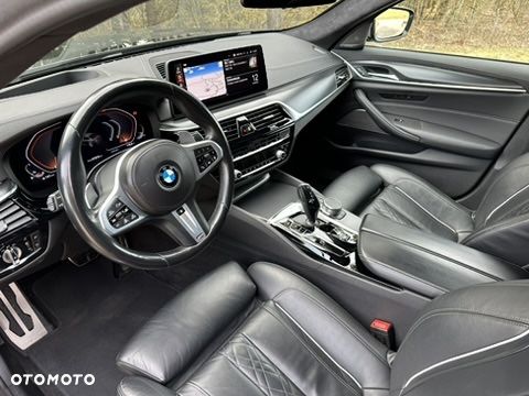 BMW Seria 5 M550i xDrive sport - 35