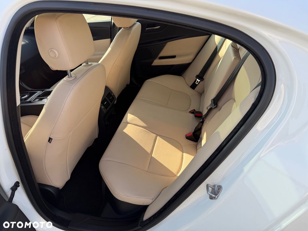 Jaguar XE 2.0 T Prestige - 11