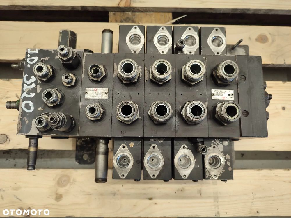 Rozdzielacz hydrauliczny John Deere 3220 (39351496) - 2