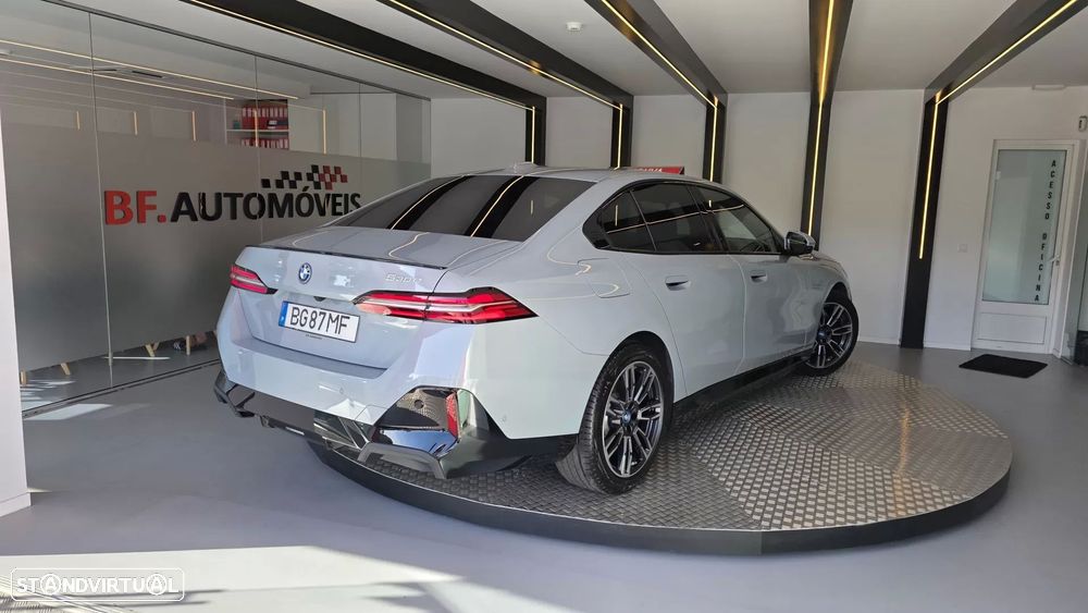 BMW 530 e Pack Desportivo M - 4