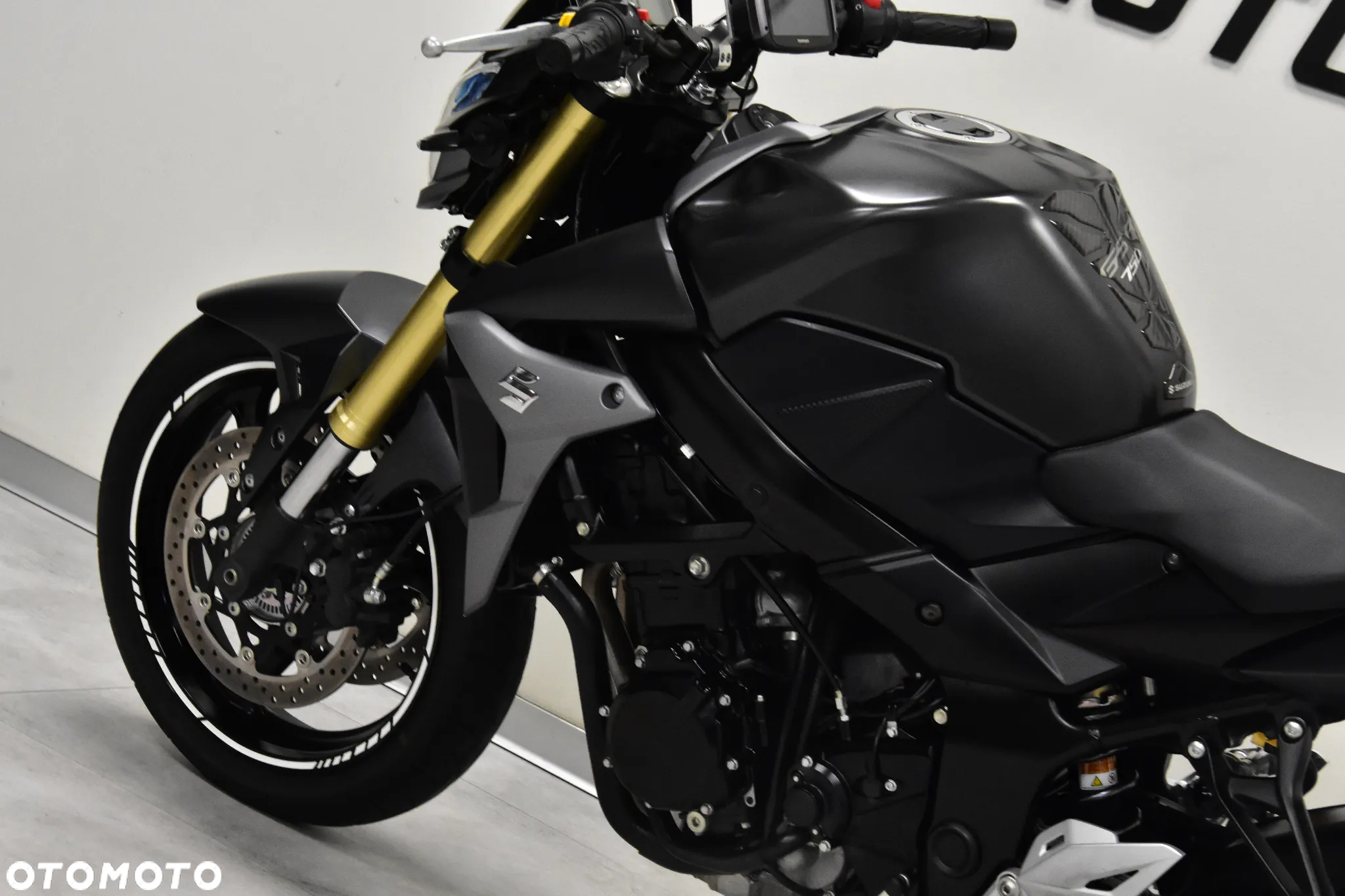 Suzuki GSR - 16