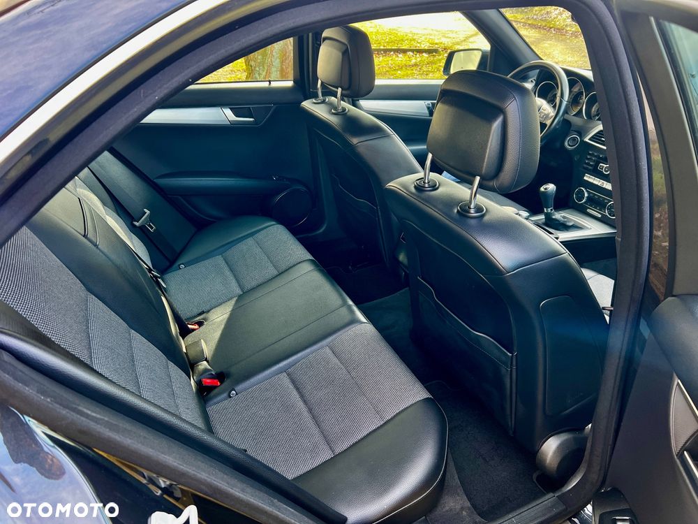 Mercedes-Benz Klasa C 180 CGI BlueEFFICIENCY Avantgarde - 7