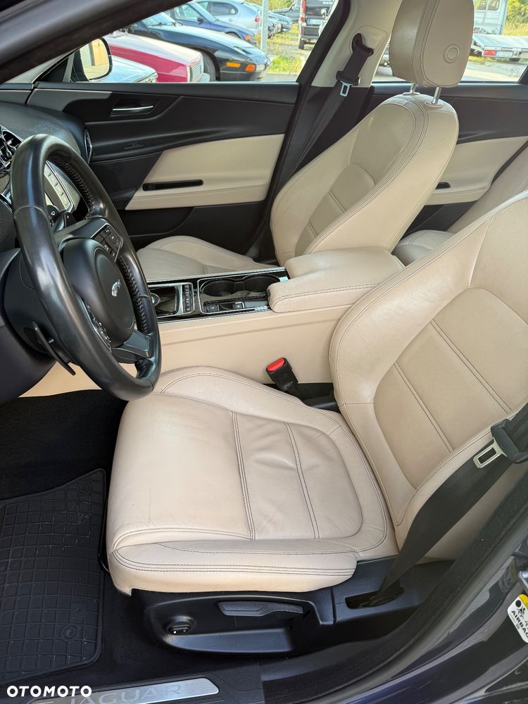 Jaguar XE 2.0 D Prestige - 7