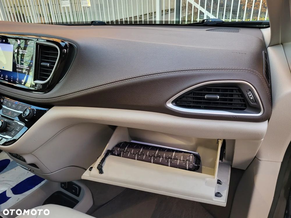 Chrysler Pacifica - 39