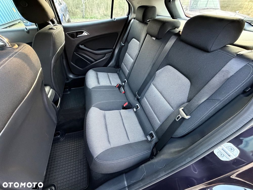 Mercedes-Benz GLA 180 Urban - 36