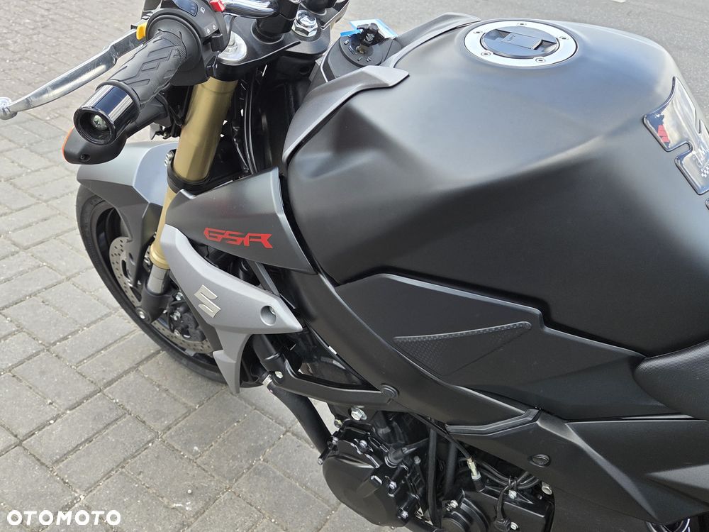 Suzuki GSR - 35