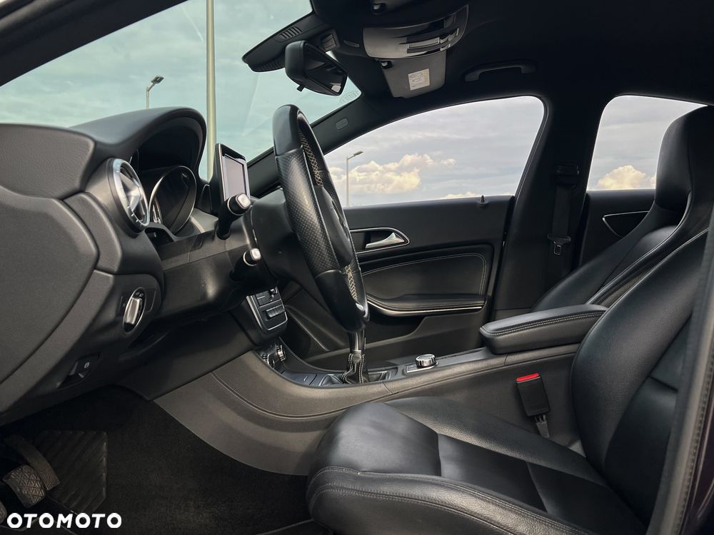 Mercedes-Benz CLA 180 AMG Line - 2