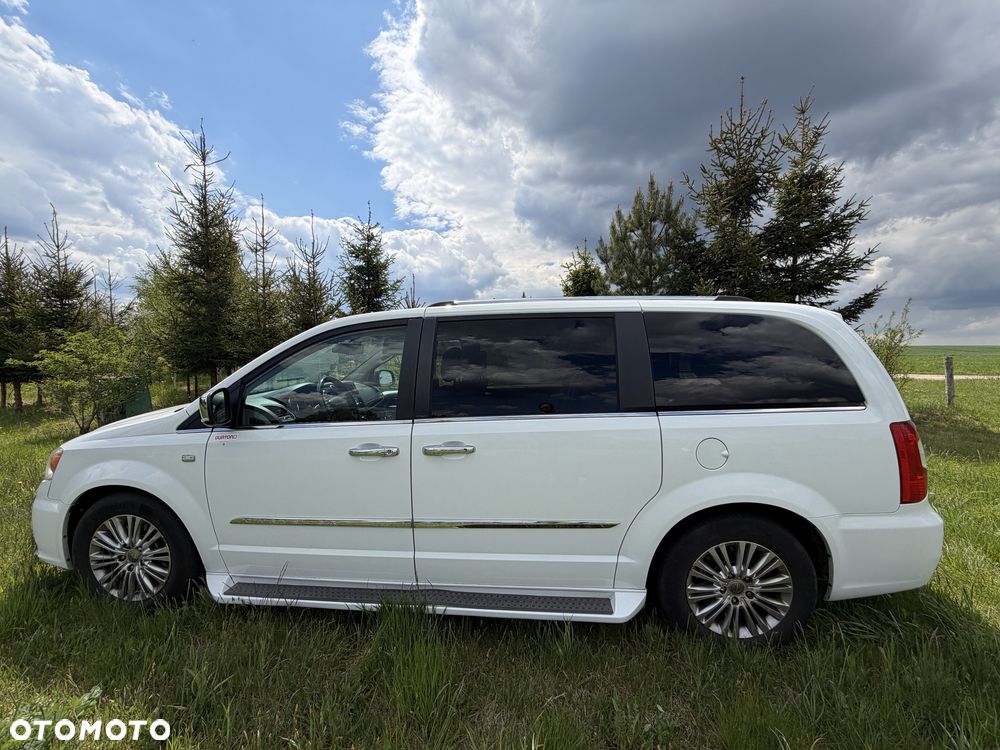 Chrysler Town & Country - 4