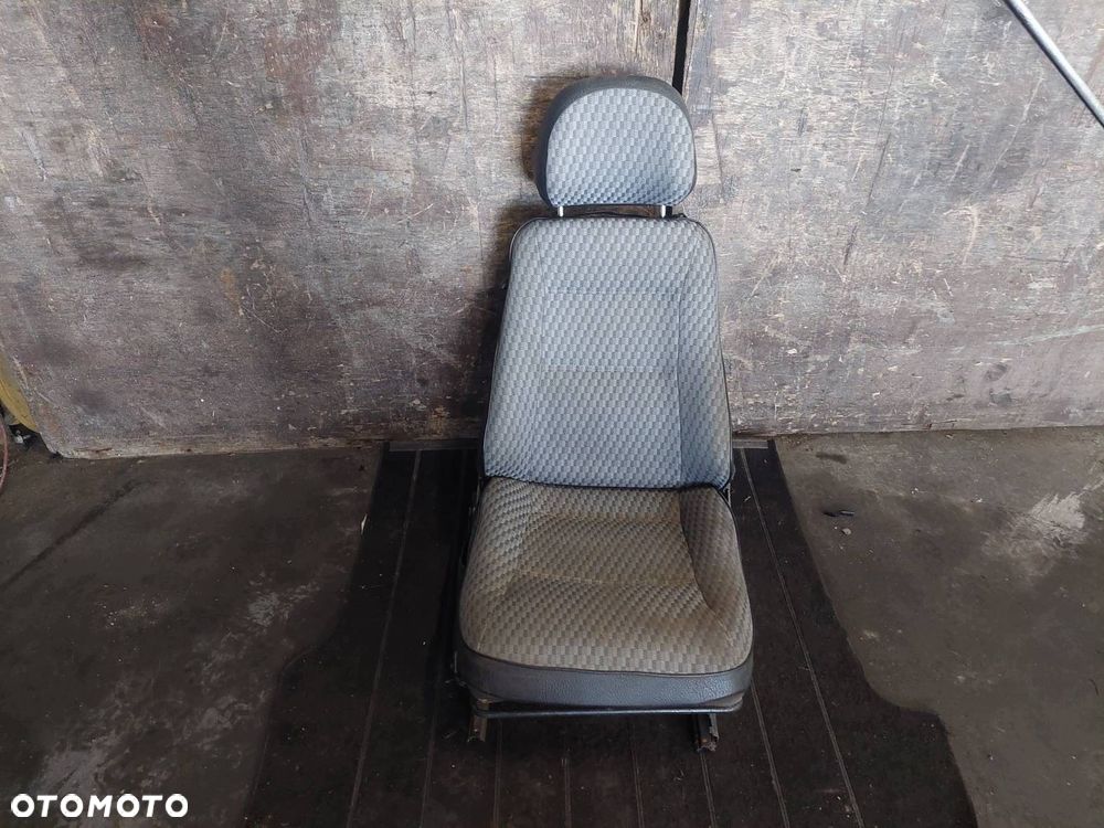 FOTEL PRAWY PRZÓD PASAŻERA ŁADA NIVA 2121 3D ID: 239914 - 1
