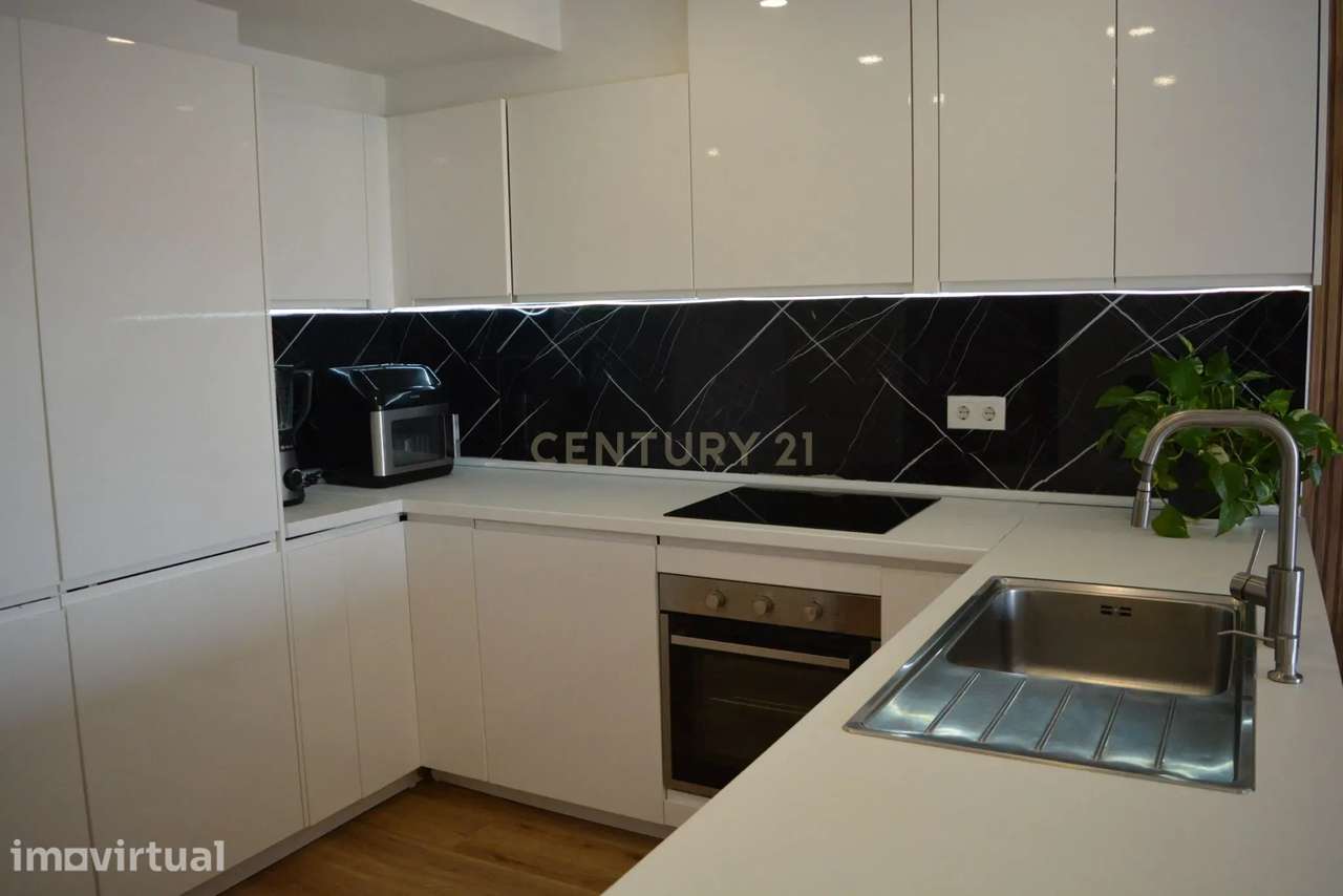 T3 Convertido em dois Apartamentos Independentes | Vista Cristo Rei | - Grande imagem: 3/43