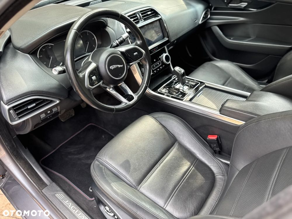 Jaguar XE D180 R-Dynamic S - 22