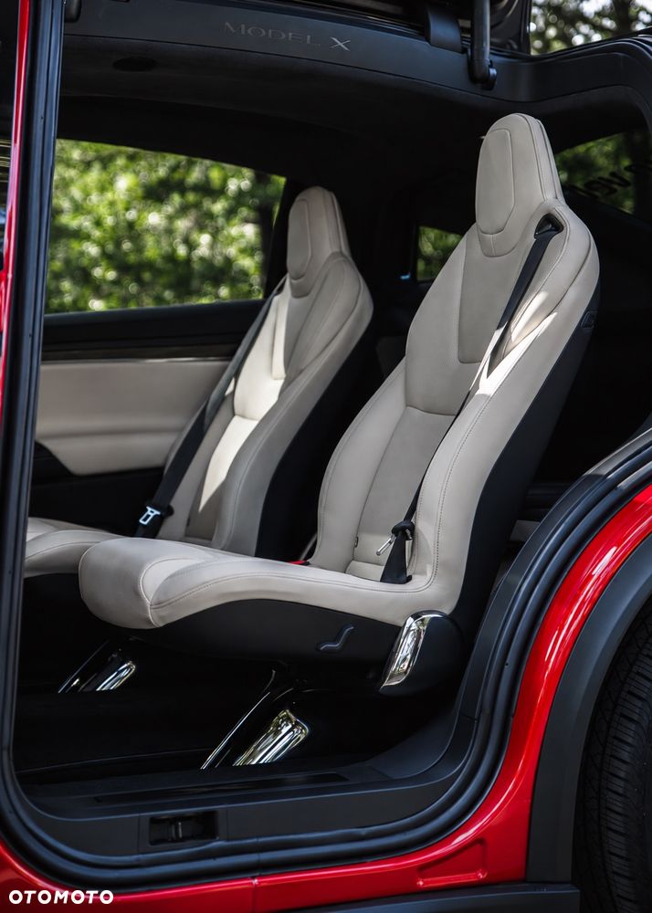Tesla Model X - 13