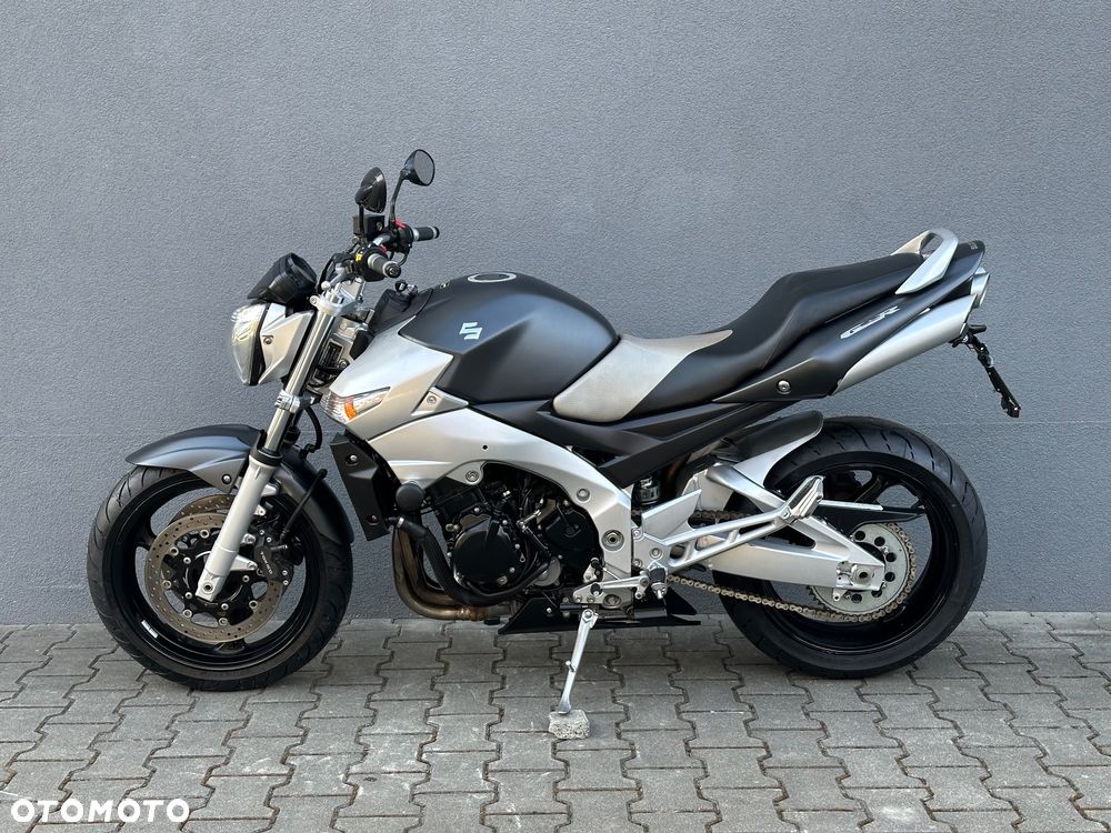 Suzuki GSR - 6