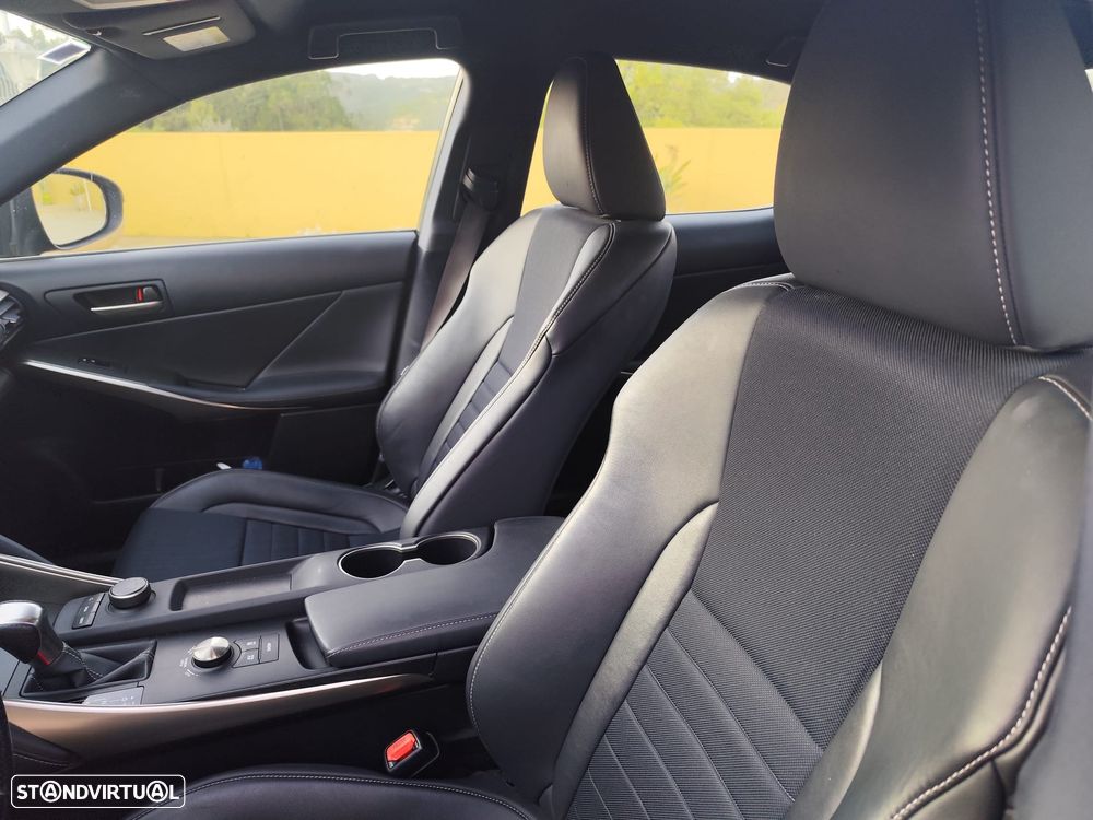 Lexus IS 300H F Sport - 4