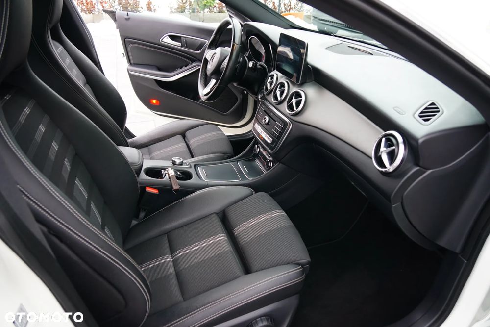Mercedes-Benz CLA 180 7G-DCT UrbanStyle Edition - 26