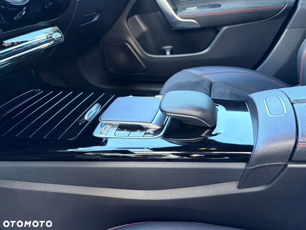 Mercedes-Benz CLA 200 AMG Line 7G-DCT - 32