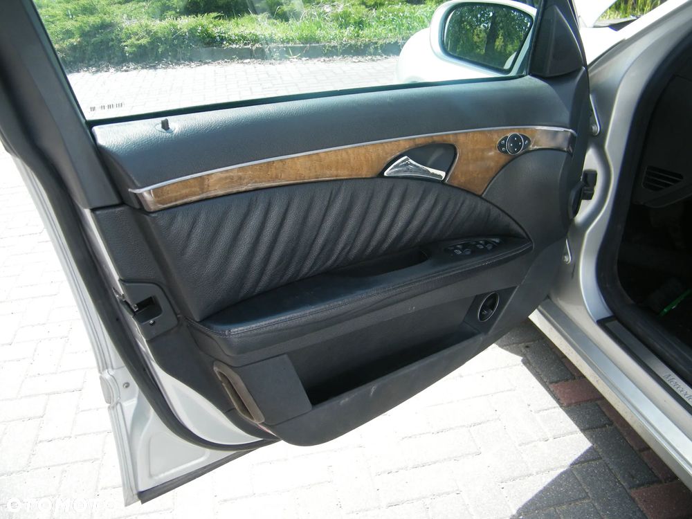 Mercedes – Benz E klasa W211 (02-06r.) 2.7 CDI 176KM. Silnik 647961 (D647961(63S), OM647) Skrzynia 722640 lakier 744 (Srebrny brylantowy- metaliczny). Cały na części. GWARANCJA !!!  Przód Tył Zestaw Komplet Drzwi Klapa Zderzak Błotnik Maska Grill Atrapa Szyba Pas Lampa Lusterko Boczki Fotel Kanapa Kokpit Deska Rozdzielcza Przełącznik Włącznik Sterownik Przewody Wiązka Instalacja Moduł Komputer Czujnik Listwa Pompa Alternator Wtryski Głowica Rozrusznik Kompresor Sprzęgło Dwumas Silnik Skrzynia ABS Klimatyzacji Paliwa Wspomagania Kolektor Turbina Przepustnica Zawór Chłodnica Koło Hak Belka Sanki Zawieszenie Mcpherson Półoś Amortyzator Wydech Tłumik Zacisk Most - 15