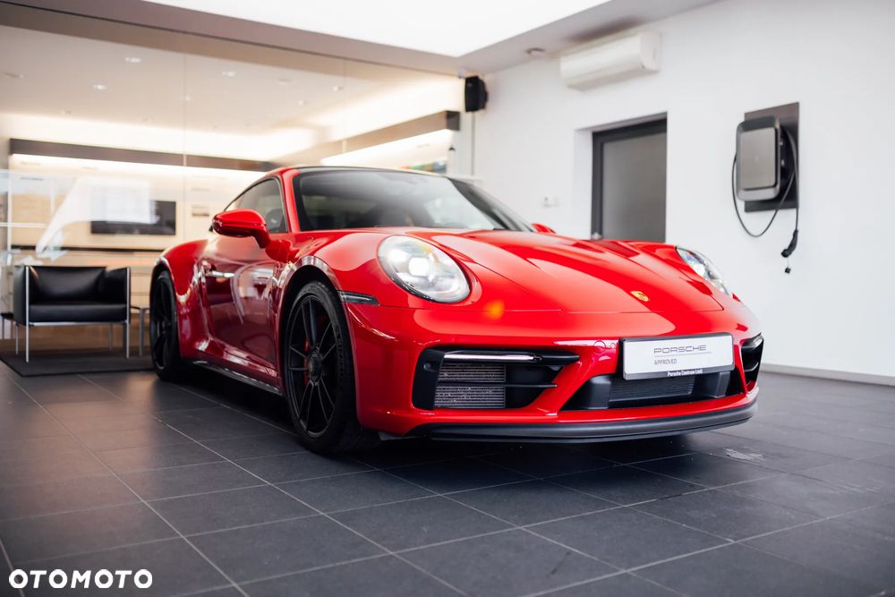 Porsche 911 Carrera 4 GTS - 8