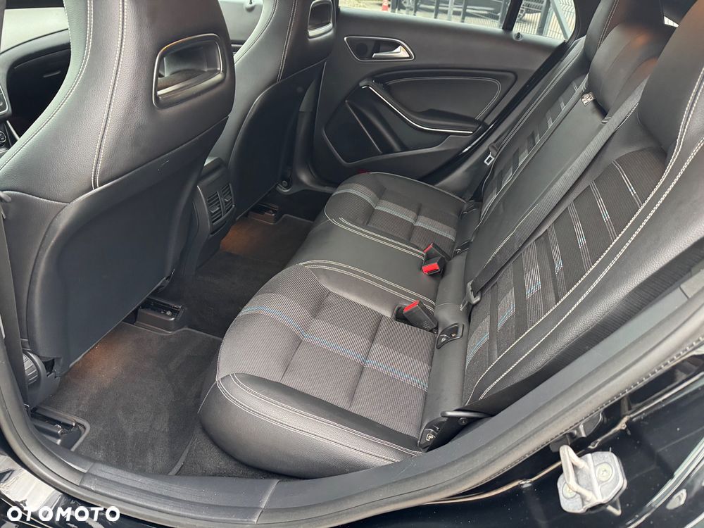 Mercedes-Benz CLA 180 7G-DCT UrbanStyle Edition - 13