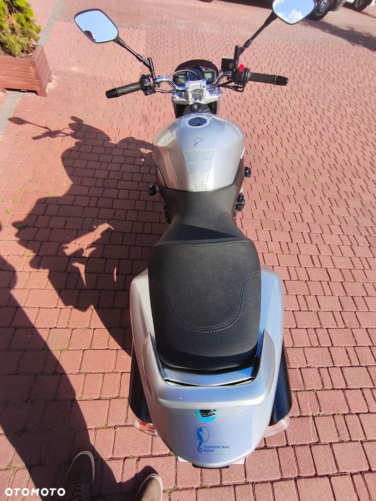 Suzuki GSR - 6