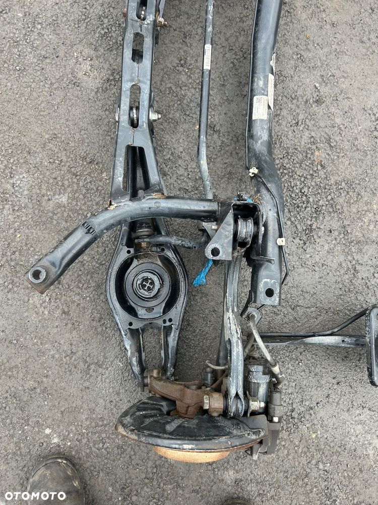 Volkswagen Sportsvan zawieszenie tylne kompletne belka ośka tył zwrotnice bez rdzy - 6