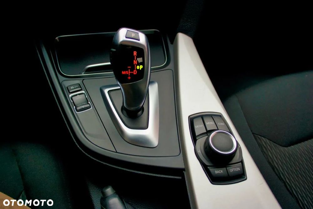 BMW Seria 3 318i - 17