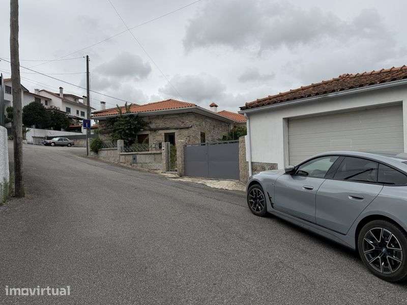 Casa T3 com jardim, churrasqueira e garagem na Esculca em Viseu - Grande imagem: 2/12