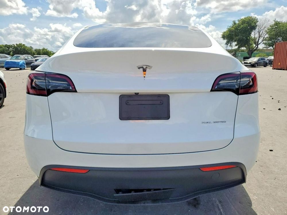 Tesla Model Y - 6