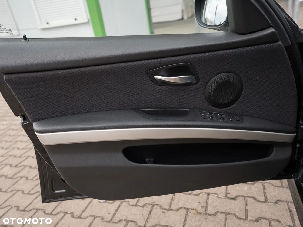 BMW Seria 3 318i Edition Exclusive - 28