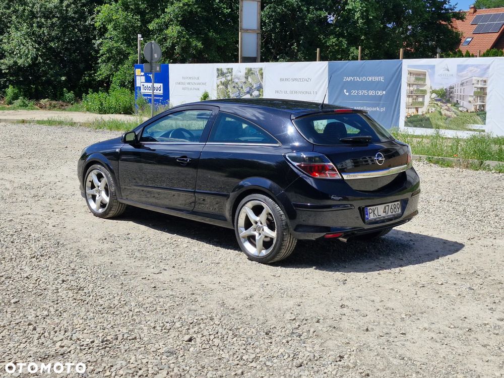 Opel Astra III GTC 2.0 T Cosmo - 3