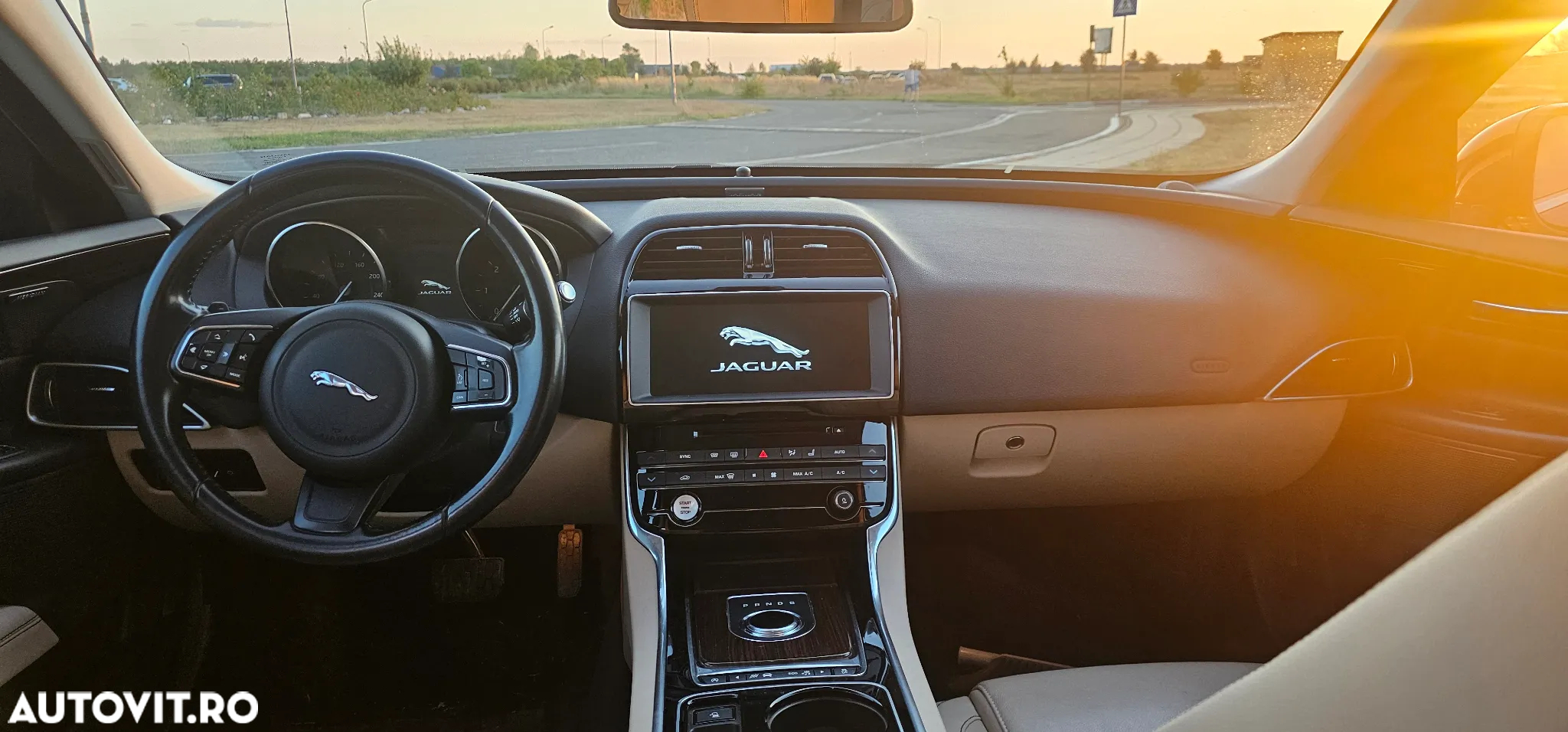 Jaguar XE 2.0 R-Sport - 11
