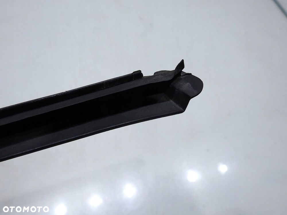LISTWA SZYBY CZOŁOWEJ PRAWA AUDI A4 B7 - 5