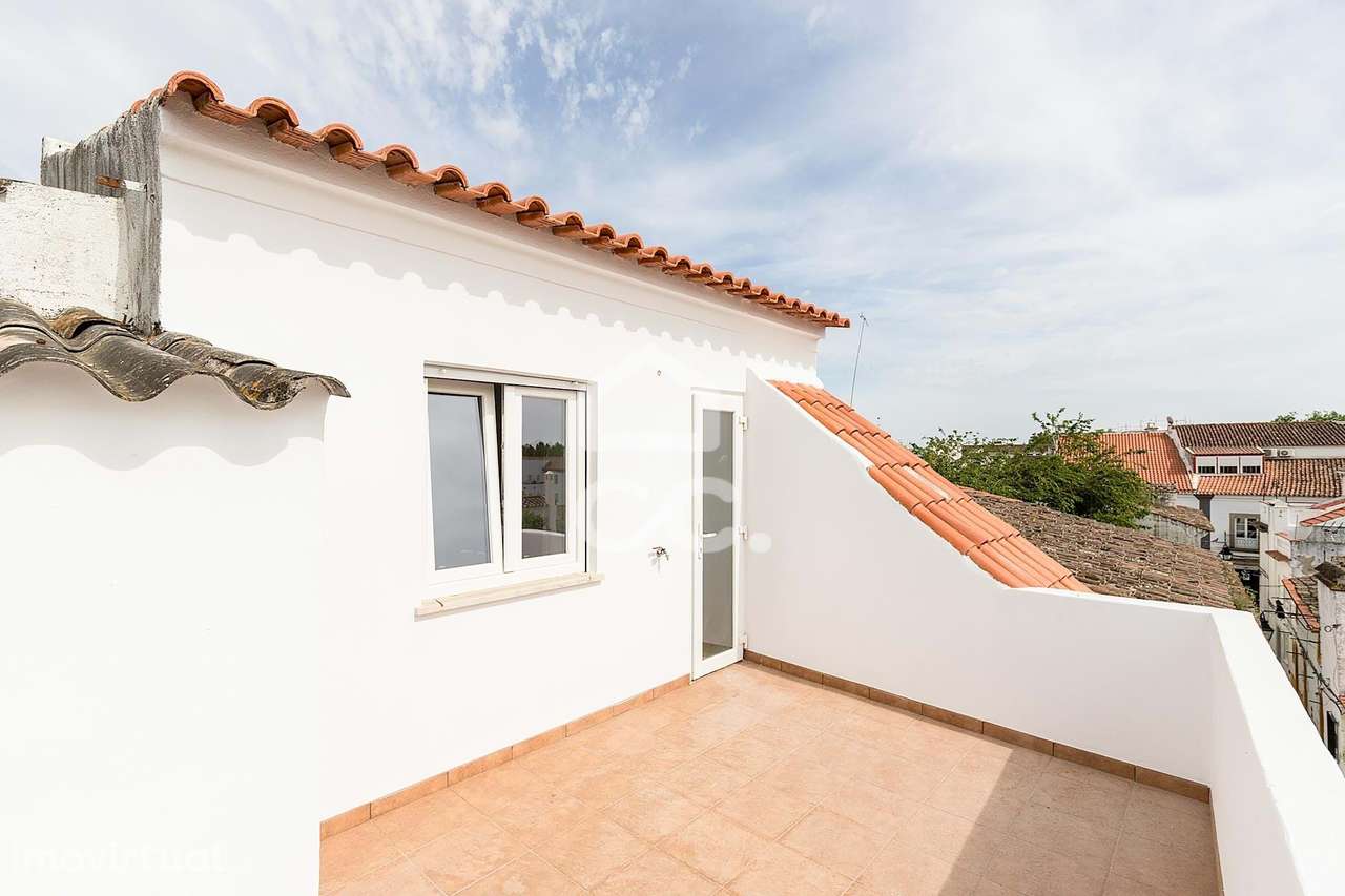 Moradia T2+1 recuperada com Terraço no Centro Histórico de Évora - Grande imagem: 4/29