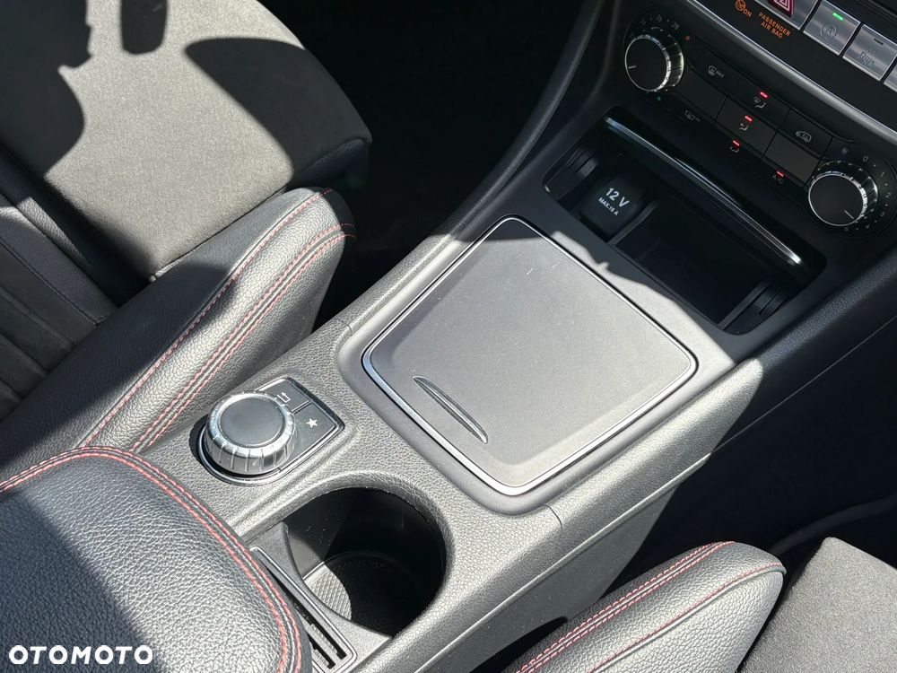Mercedes-Benz GLA 180 7G-DCT AMG Line - 17