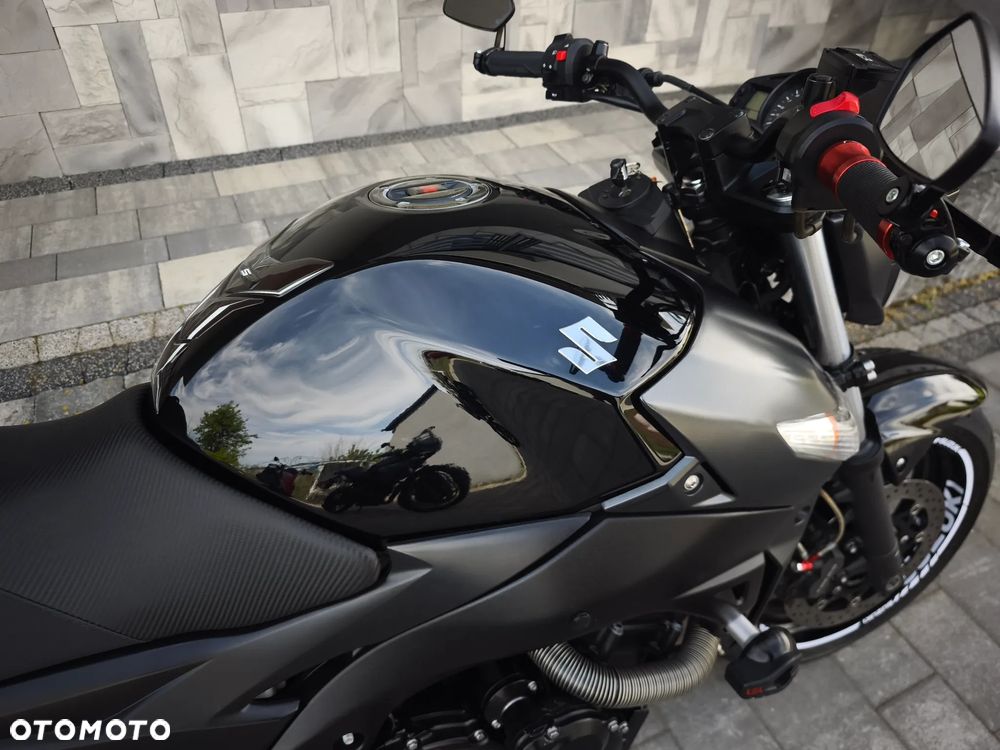 Suzuki GSR - 24