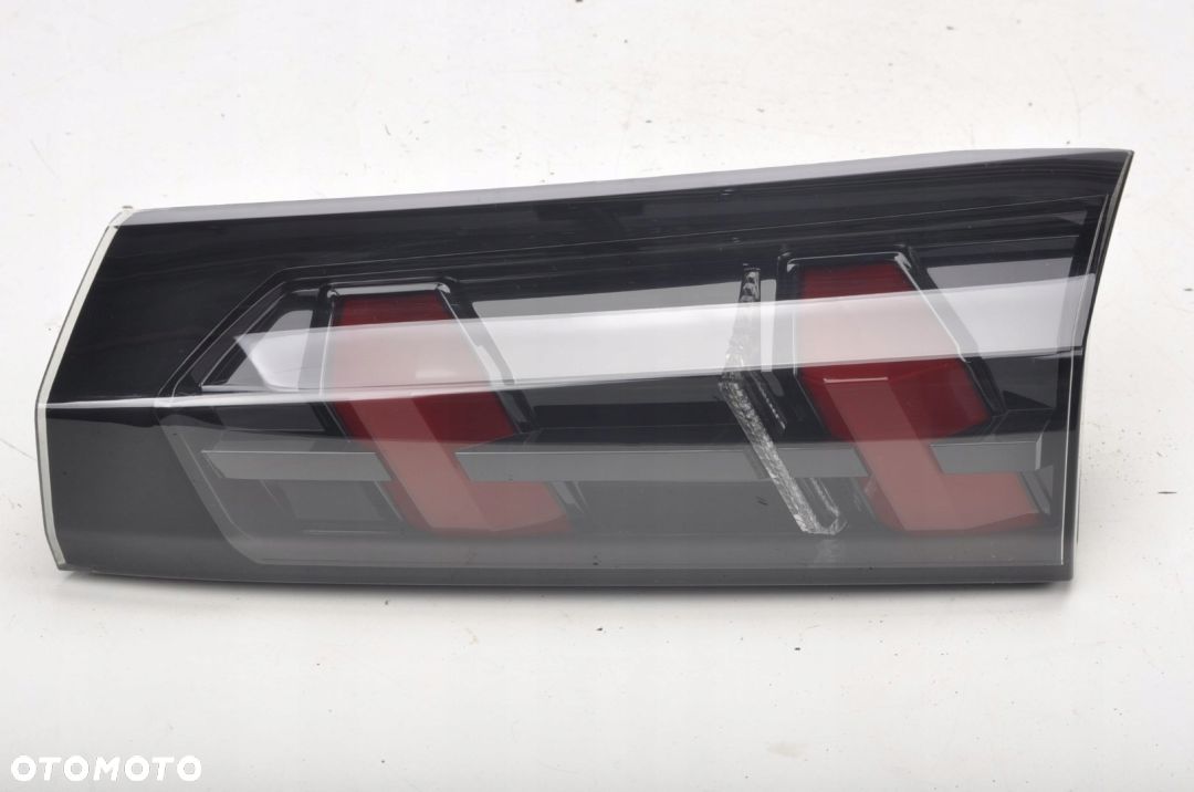 PEUGEOT 2008 II LAMPA PRAWY TYŁ W KLAPĘ - 1