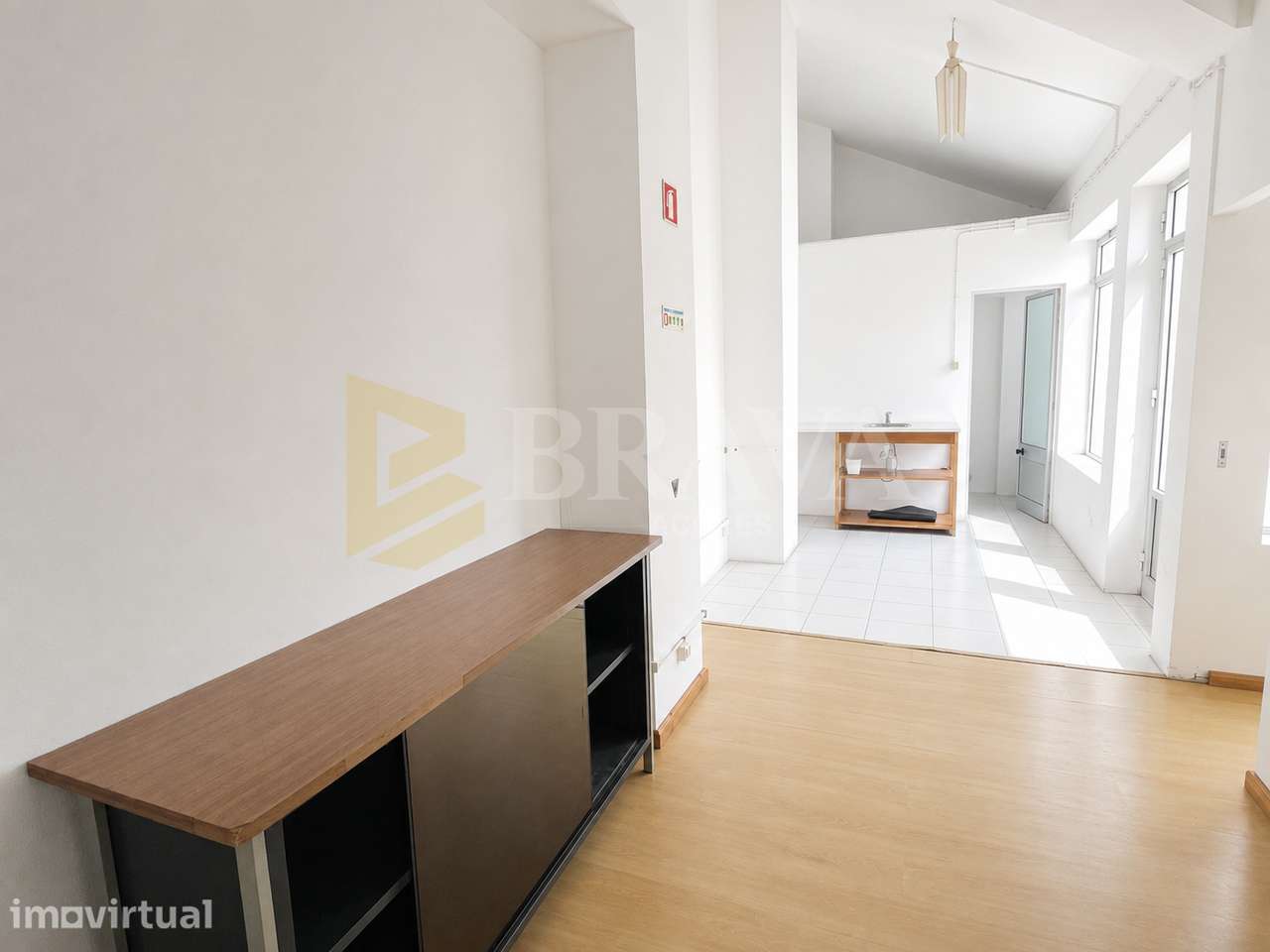 Espaço Comercial para arrendamento 2º Piso – Rua Direita – Angra do - Grande imagem: 3/3
