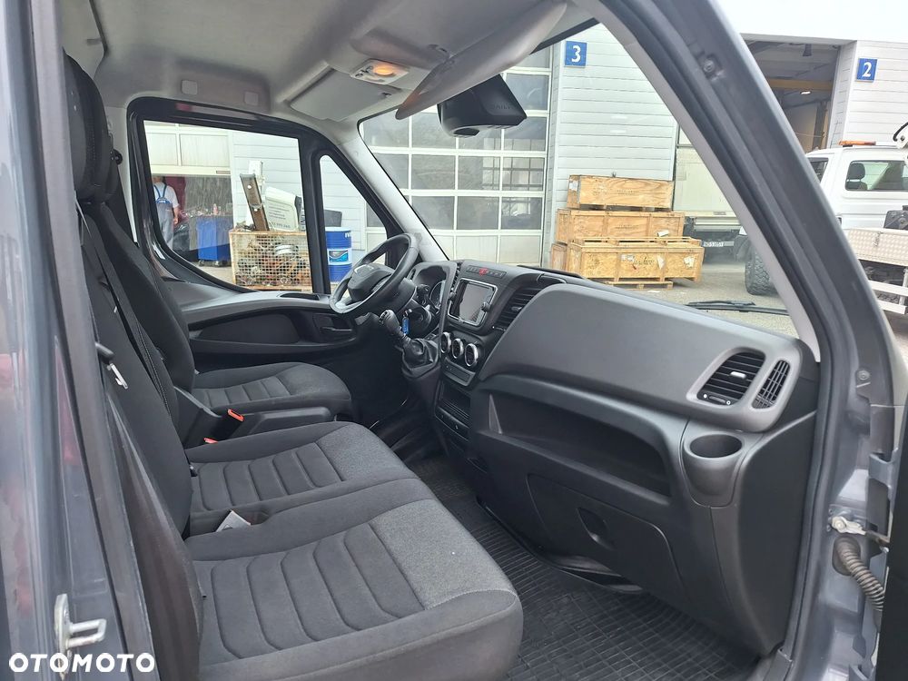 Iveco Daily 35S18 furgon 16m max długi Hak 3,5t Ledy Kamera Sklejka - 14